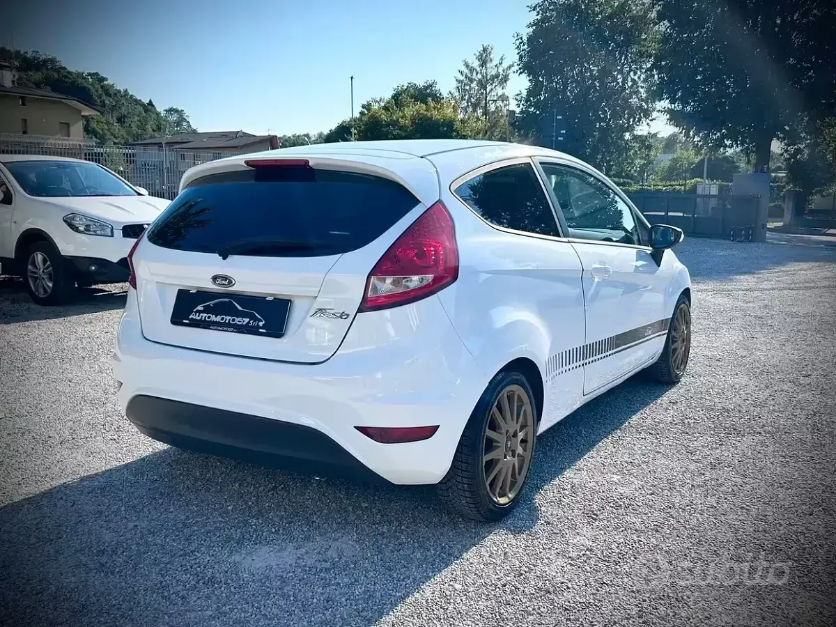 Usata Ford Fiesta 68 CV (50 kW) 2009 Bianco Berlina