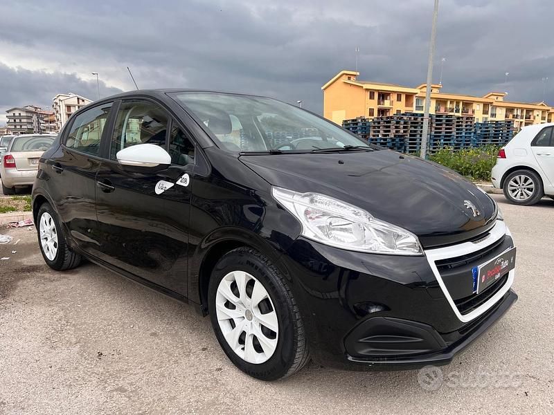 Usata Peugeot 208 68 CV (50 kW) 2017 Nero Utilitaria