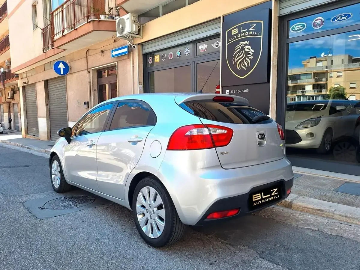 Begagnad Kia Rio EX 75 HK (55 kW) 2013 Silver Sedan