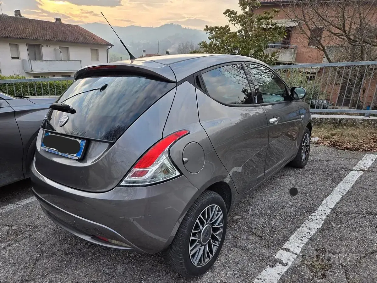 Usata Lancia Ypsilon 95 CV (69 kW) 2017 Grigio Utilitaria