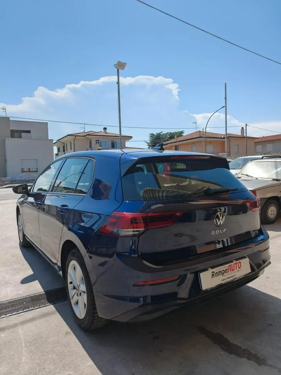 Usata VW Golf VIII Life 131 CV (96 kW) 2023 Blu Berlina