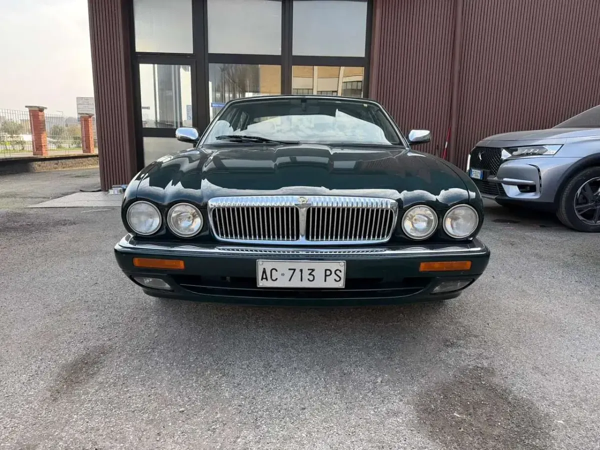 Usata Jaguar XJ 241 CV (177 kW) 1995 Verde Berlina