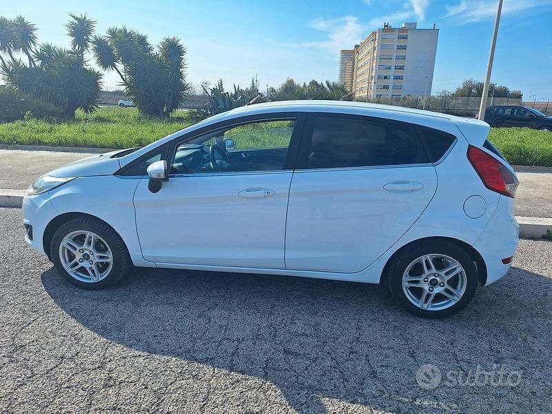 Usata Ford Fiesta Titanium 75 CV (55 kW) 2014 Bianco Utilitaria
