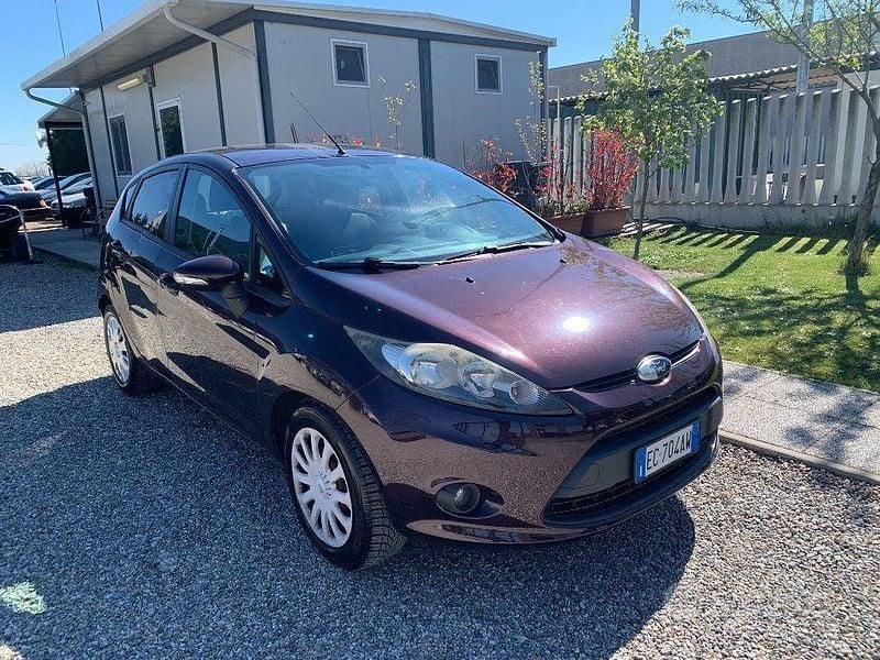 Begagnad Ford Fiesta 82 HK (60 kW) 2010 Röd Sedan