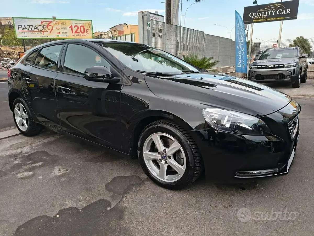 Usata Volvo V40 120 CV (88 kW) 2015 Nero Berlina