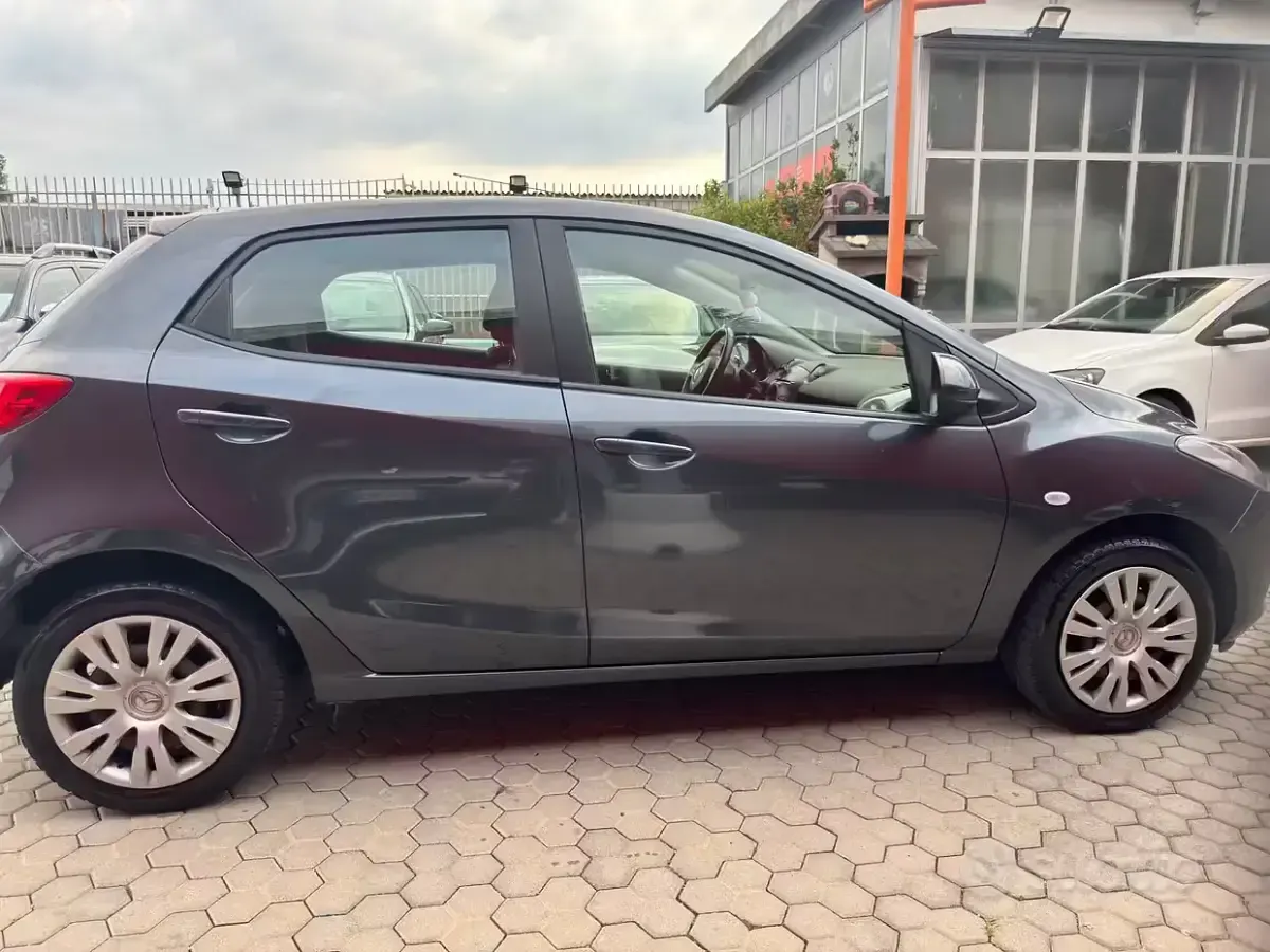 Usata Mazda 2 75 CV (55 kW) 2010 Grigio Utilitaria