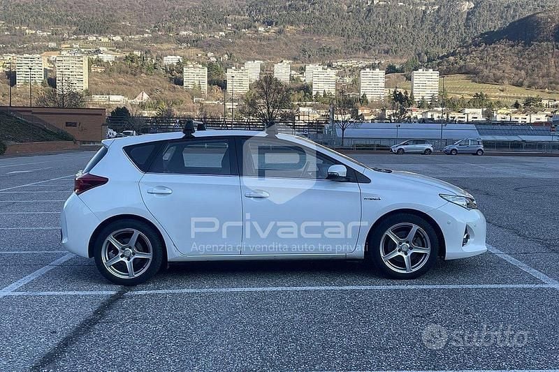 Usata Toyota Auris Hybrid Lounge 99 CV (72 kW) 2014 Bianco Utilitaria