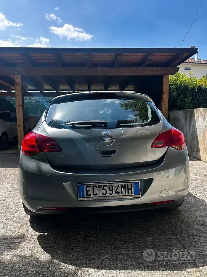 Usata Opel Astra 101 CV (74 kW) 2010 Grigio Berlina