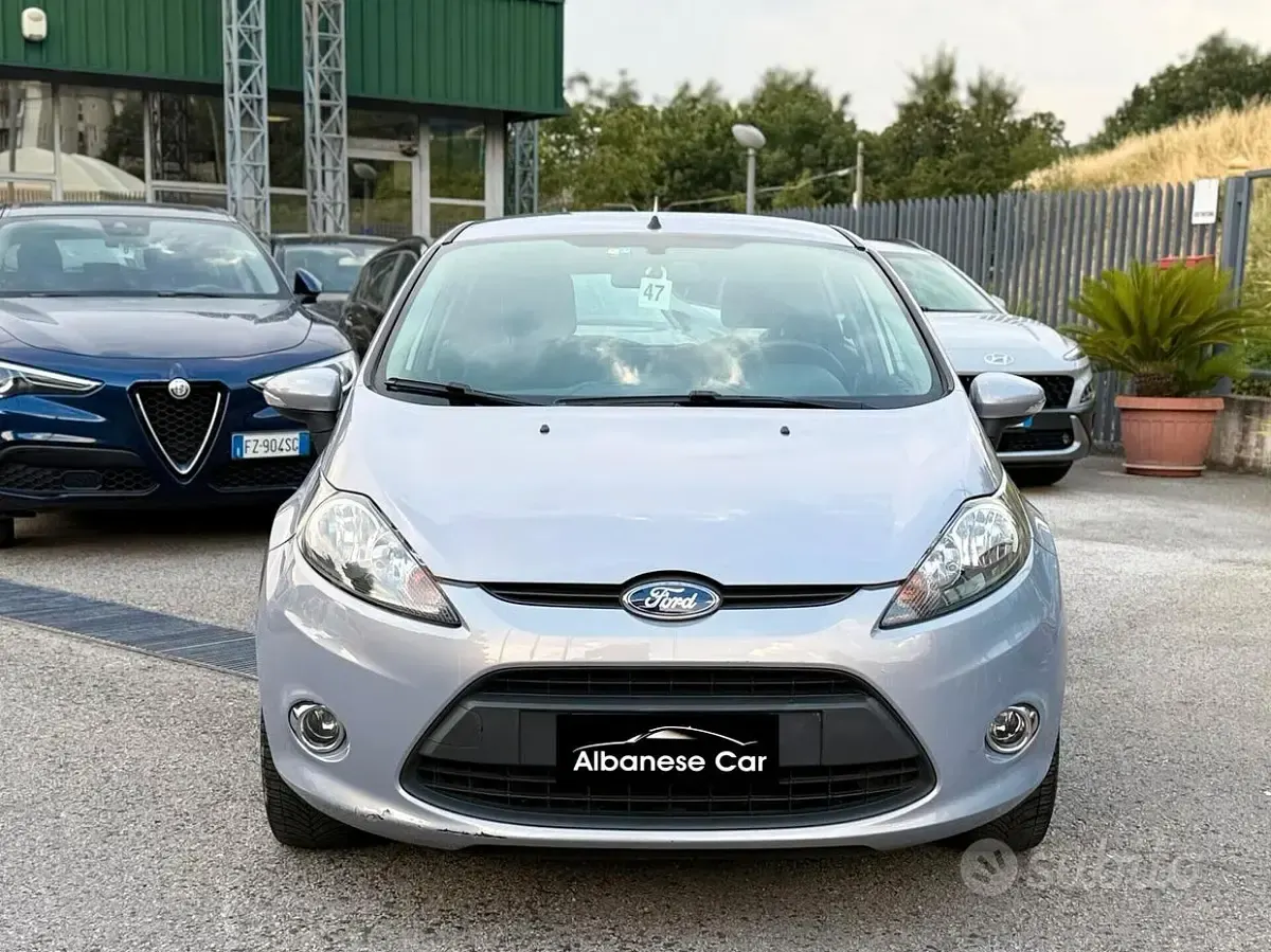 Usata Ford Fiesta 70 CV (51 kW) 2012 Grigio Berlina