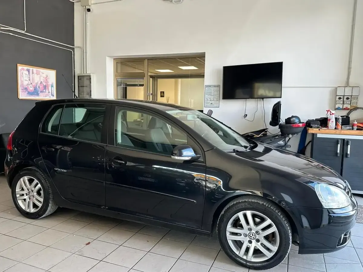 Usata VW Golf VI Comfortline 102 CV (75 kW) 2008 Nero Utilitaria