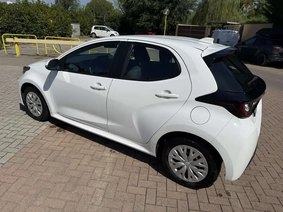 Usata Toyota Yaris Business Edition 92 CV (67 kW) 2022 Bianco Utilitaria
