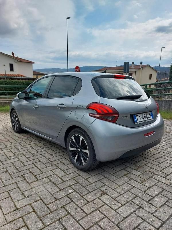 Usata Peugeot 208 Signature Sky 102 CV (75 kW) 2019 Grigio Utilitaria