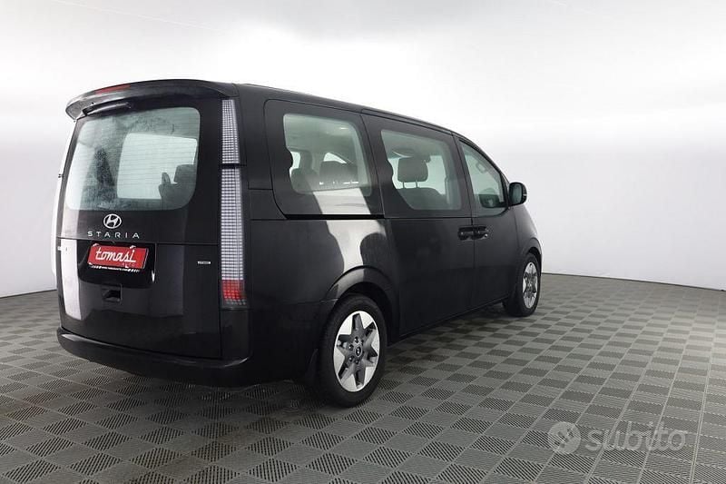 Usata Hyundai Staria 177 CV (130 kW) 2023 Abyss black Monovolume