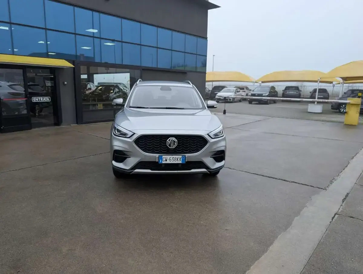 Usata MG ZS Luxury 106 CV (77 kW) 2024 Argento SUV