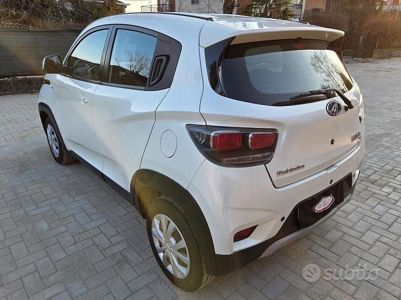 Usata Mahindra KUV100 87 CV (63 kW) 2020 Bianco SUV