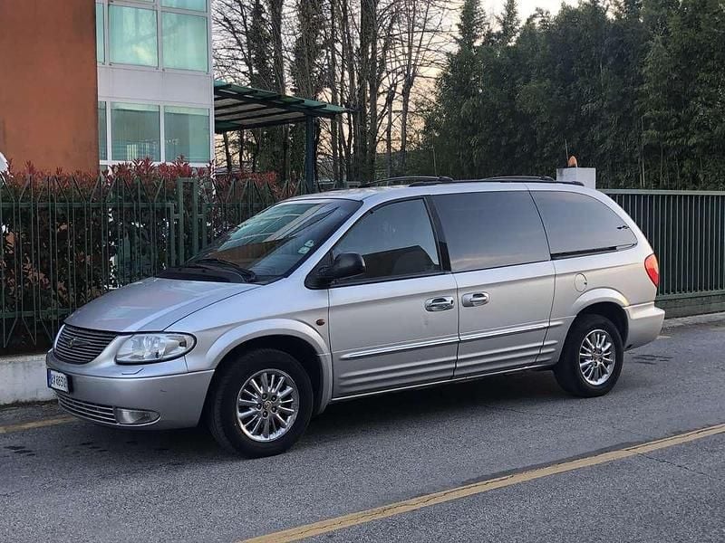 Argento Usata 2002 Chrysler Grand Voyager Limited Monovolume | 4999 € - Immagine 1/4