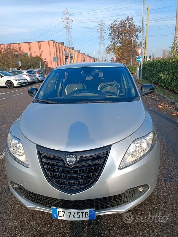 Grigio Usata 2015 Lancia Ypsilon Due volumi | 7000 € - Immagine 1/4