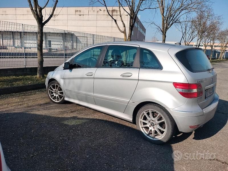 Usata Mercedes B200 140 CV (102 kW) 2009 Grigio Monovolume
