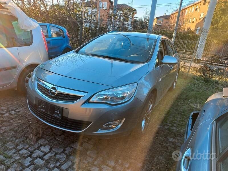 Usata Opel Astra Cosmo 110 CV (80 kW) 2012 Grigio Station wagon