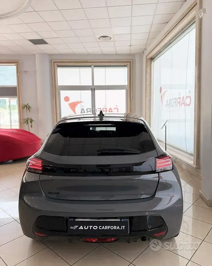 Usata Peugeot 208 Allure 101 CV (74 kW) 2025 Grigio Utilitaria