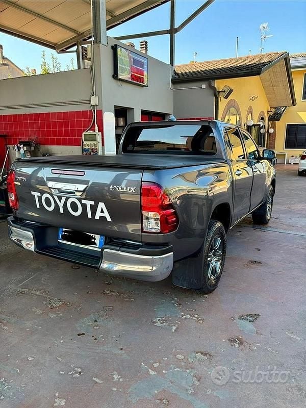 Usata Toyota HiLux Lounge 204 CV (150 kW) 2022 Grigio Pick-up