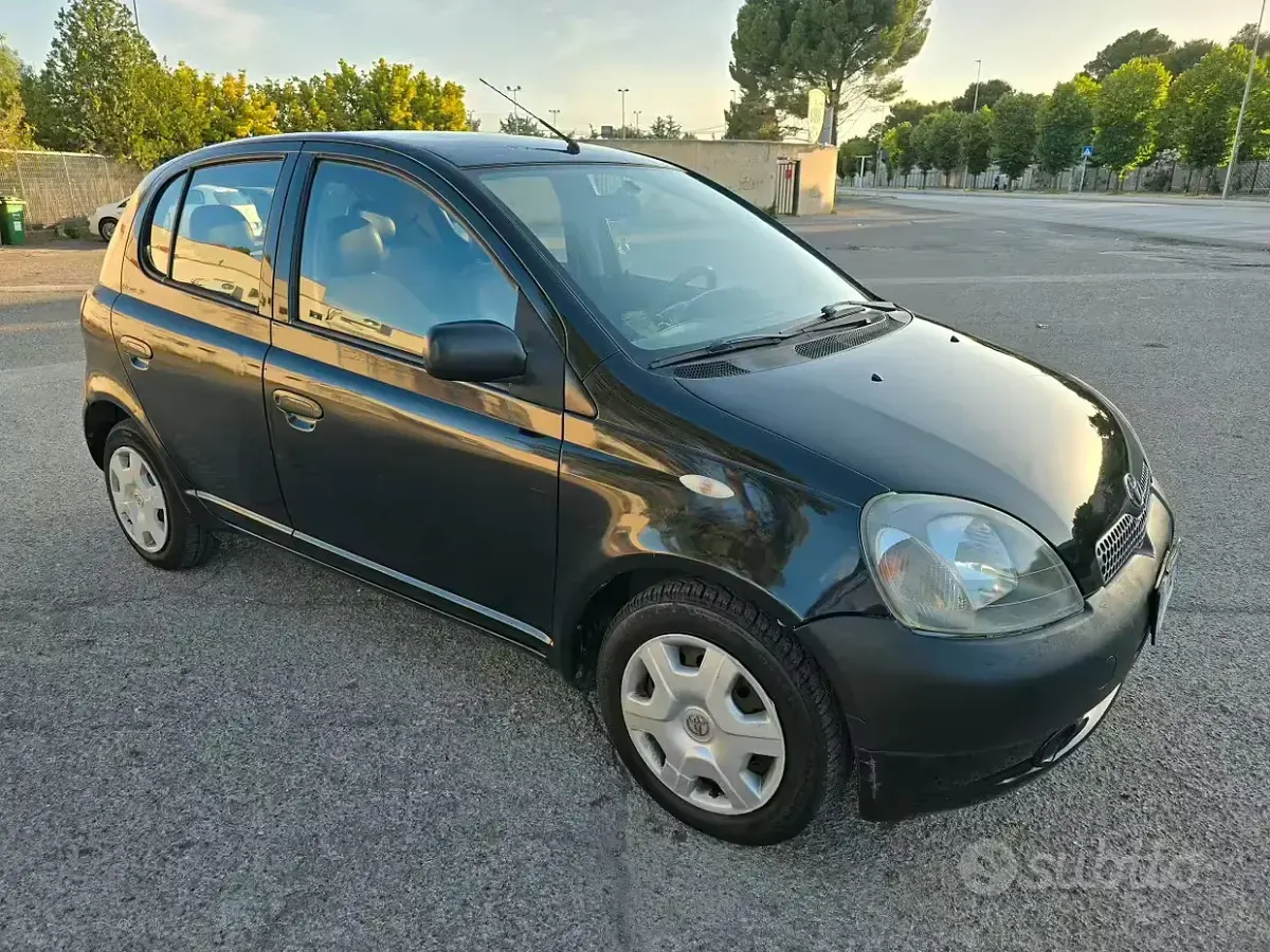Usata Toyota Yaris 68 CV (50 kW) 2000 Nero Berlina