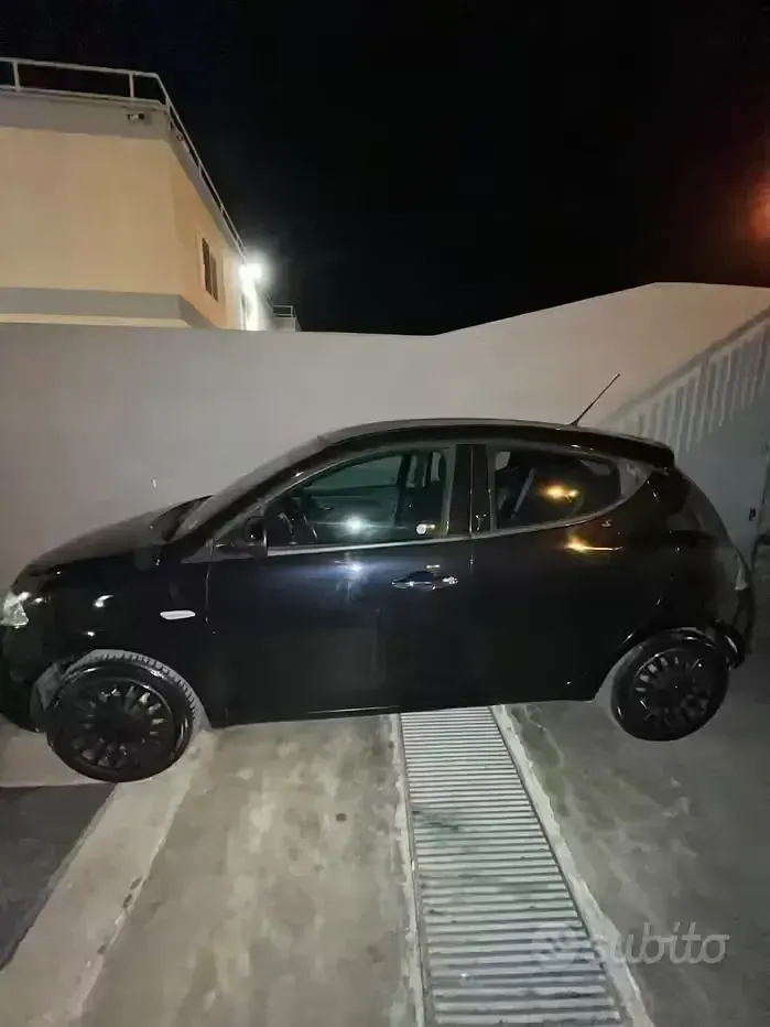 Usata Lancia Ypsilon 60 CV (44 kW) 2017 Nero Utilitaria