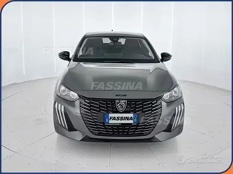 Usata Peugeot 208 Allure 101 CV (74 kW) 2025 Grigio Utilitaria