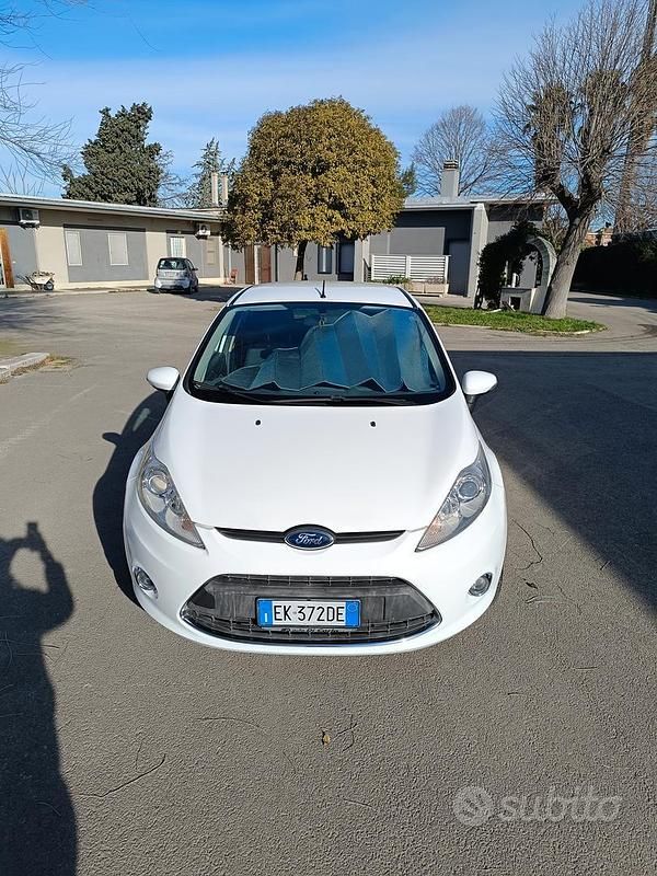 Usata Ford Fiesta Titanium 82 CV (60 kW) 2011 Bianco Utilitaria