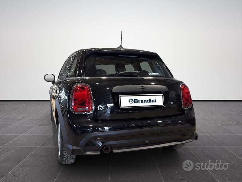 Usata Mini ONE Essential 75 CV (55 kW) 2022 Midnight black met. Utilitaria