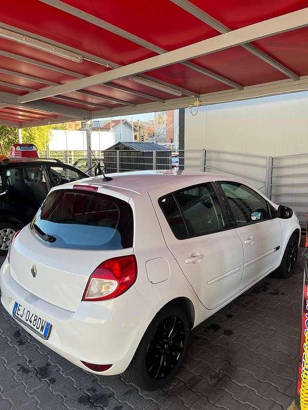 Usata Renault Clio III 75 CV (55 kW) 2011 Bianco Berlina