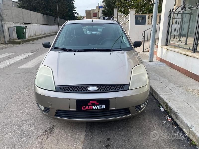 Usado Ford Fiesta 75 HP (55 kW) 2003 Cinzento Citadino