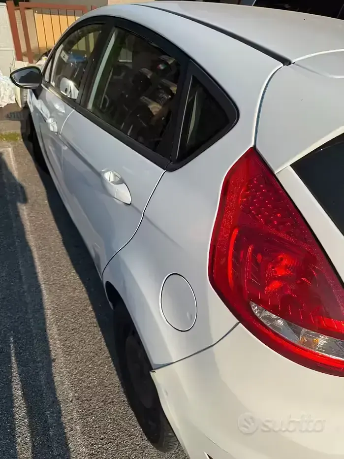Usata Ford Fiesta 70 CV (51 kW) 2011 Bianco Berlina