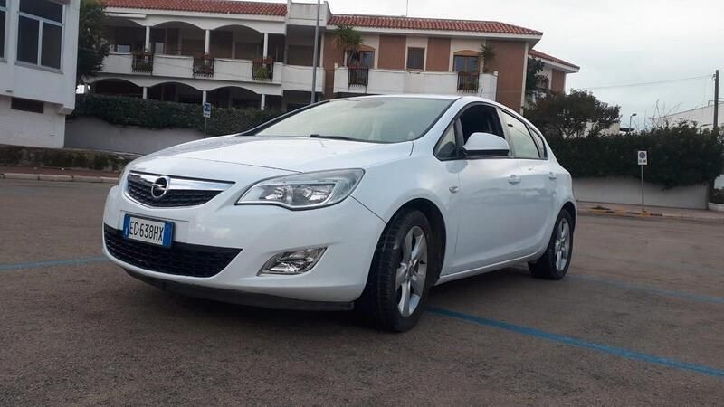 Bianco Usata 2011 Opel Astra Cosmo Tre volumi | 5500 € (Molto cara) - Immagine 1/4
