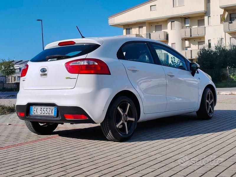 Bianco Usata 2012 Kia Rio EX Tre volumi | 4000 € (Buon prezzo) - Immagine 1/4