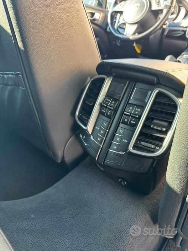 Usata Porsche Cayenne 245 CV (180 kW) 2011 Nero SUV