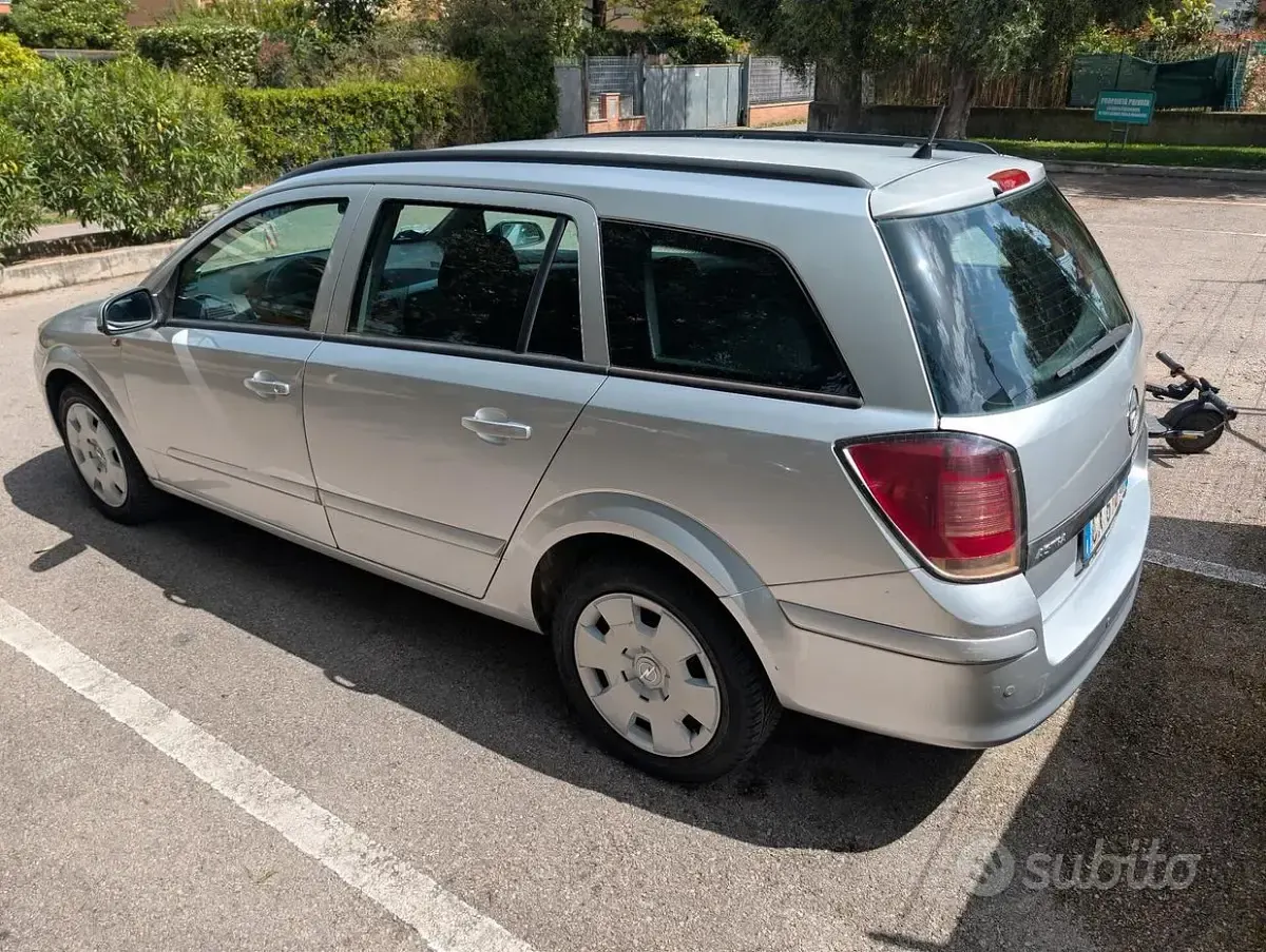 Usata Opel Astra Enjoy 101 CV (74 kW) 2005 Grigio Station wagon