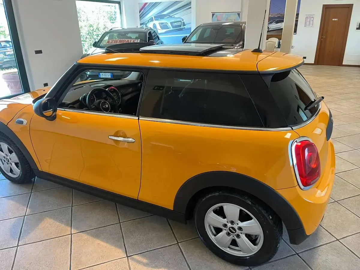 Usata Mini ONE 75 CV (55 kW) 2015 Volcanic orange Utilitaria