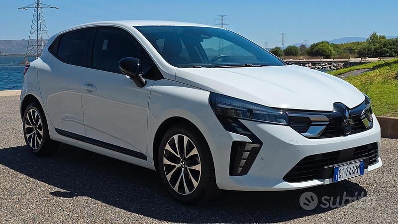 Bianco Usata 2024 Mitsubishi Colt Invite Tre volumi | 16.000 € (Molto cara) - Immagine 1/4