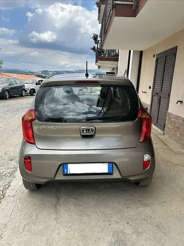 Usata Kia Picanto 69 CV (50 kW) 2012 Grigio Utilitaria