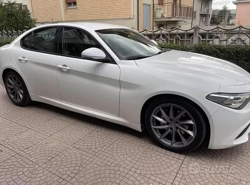 Usata Alfa Romeo Giulia 150 CV (110 kW) 2017 Bianco Berlina
