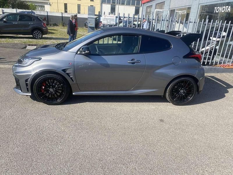 Nuova Toyota Yaris 280 CV (205 kW) 2026 Grigio Utilitaria