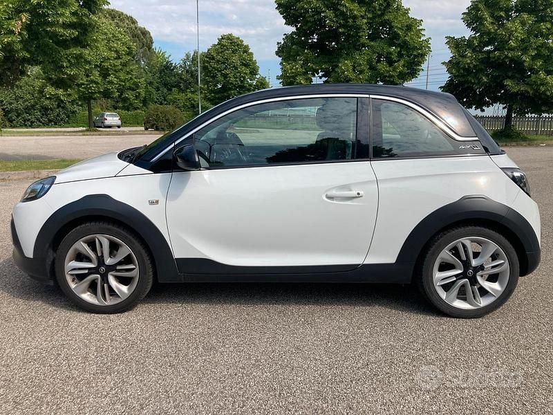 Usata Opel Adam Rocks Rocks 70 CV (51 kW) 2019 Bianco Utilitaria