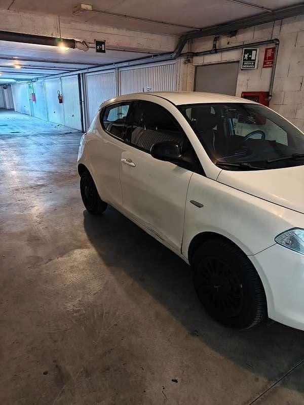 Usata Lancia Ypsilon 80 CV (58 kW) 2015 Bianco Utilitaria