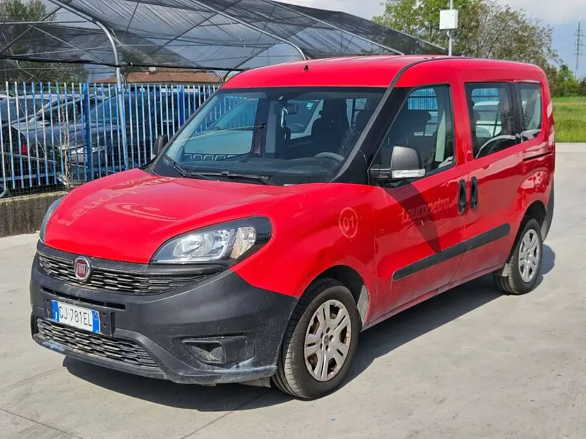 Usata Fiat Doblò Easy 90 CV (66 kW) 2022 Rosso Monovolume