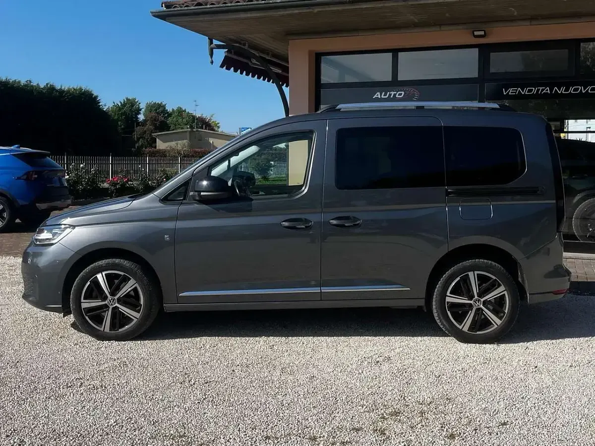 Usata VW Caddy Highline 122 CV (89 kW) 2023 Grigio Monovolume