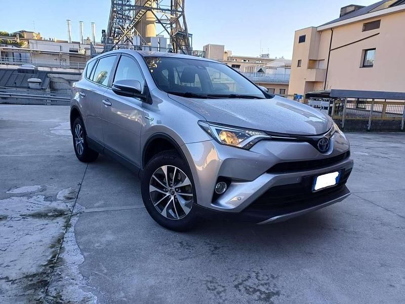 Grigio Usata 2017 Toyota RAV4 Hybrid SUV | 16.500 € (Ottimo prezzo) - Immagine 1/4