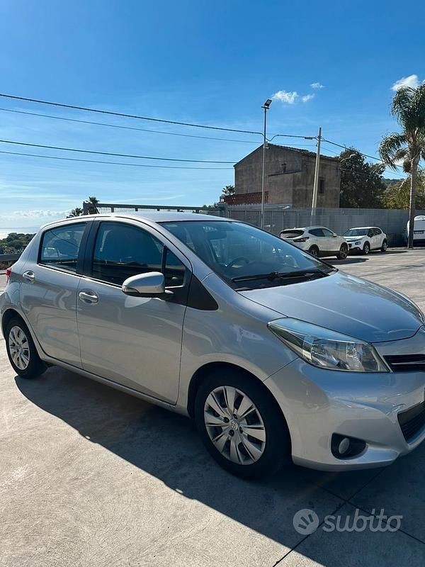 Usata Toyota Yaris 90 CV (66 kW) 2013 Grigio Berlina