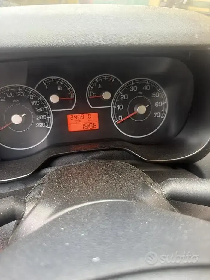 Usata Fiat Grande Punto 75 CV (55 kW) 2007 Grigio Utilitaria