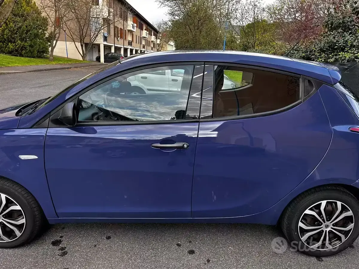 Usata Lancia Ypsilon 69 CV (50 kW) 2017 Bluazzurro Utilitaria